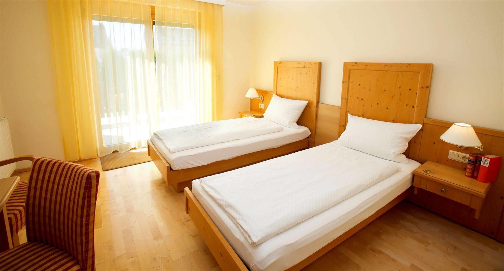 Airport-Hotel Fortuna Лаутценхаузен Екстер'єр фото